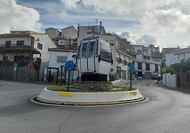 La cabina se instaló el miércoles en una rotonda del Barrio de Monachil y está pendiente de la colocación de los logos de Sierra Nevada.