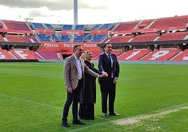 El presidente de la Diputación, Francisco Rodríguez, la alcaldesa de Granada, Marifrán Carazo, y el director general del club, Alfredo García Amado, posan en Los Cármenes.