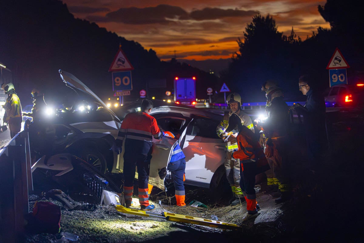 Las imágenes del rescate de un hombre atrapado tras el accidente de la A-92