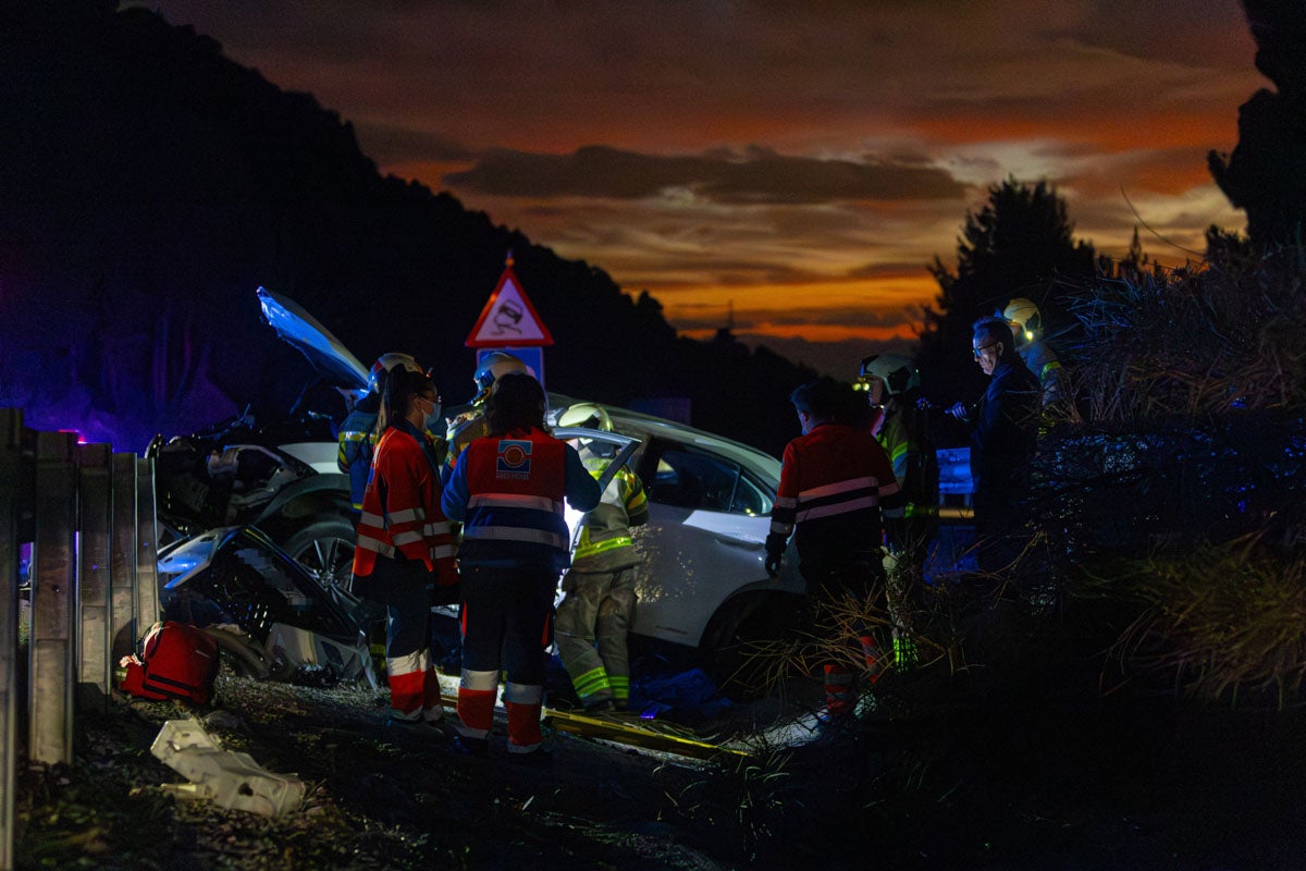 Las imágenes del rescate de un hombre atrapado tras el accidente de la A-92