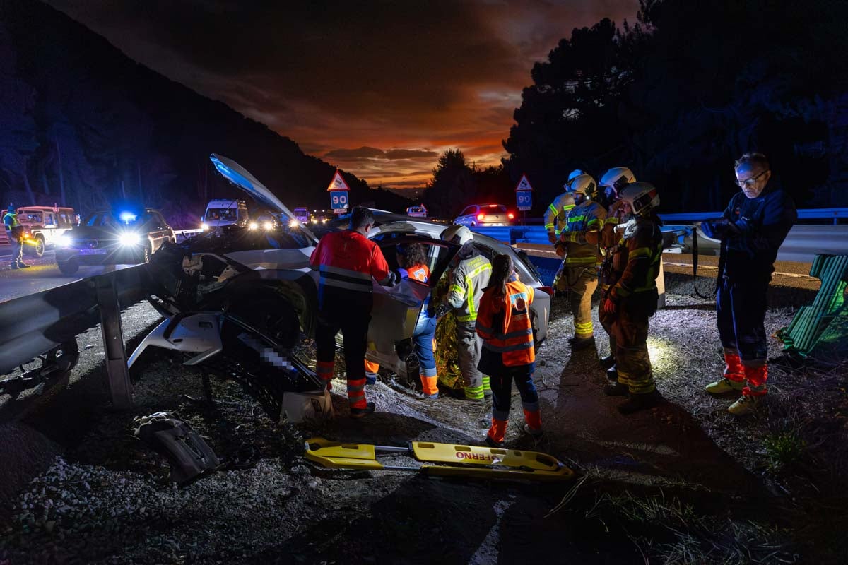 Las imágenes del rescate de un hombre atrapado tras el accidente de la A-92