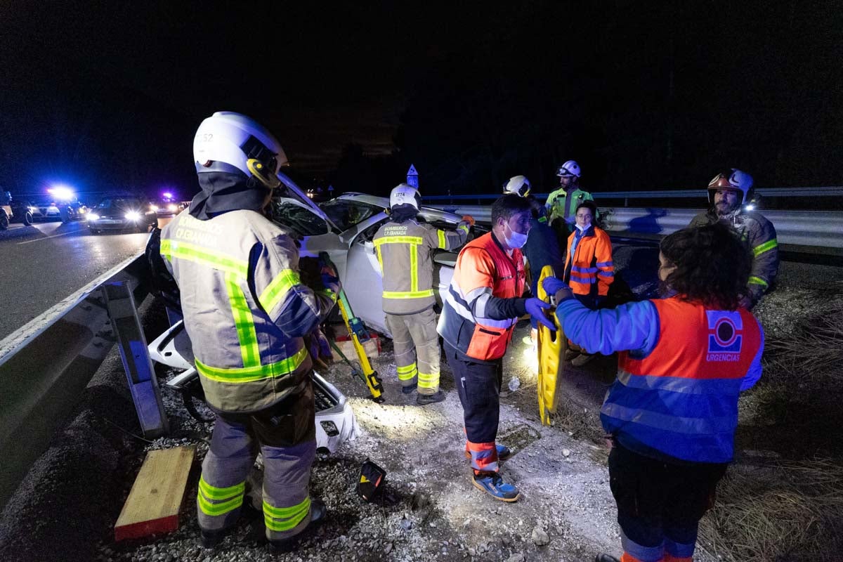 Las imágenes del rescate de un hombre atrapado tras el accidente de la A-92