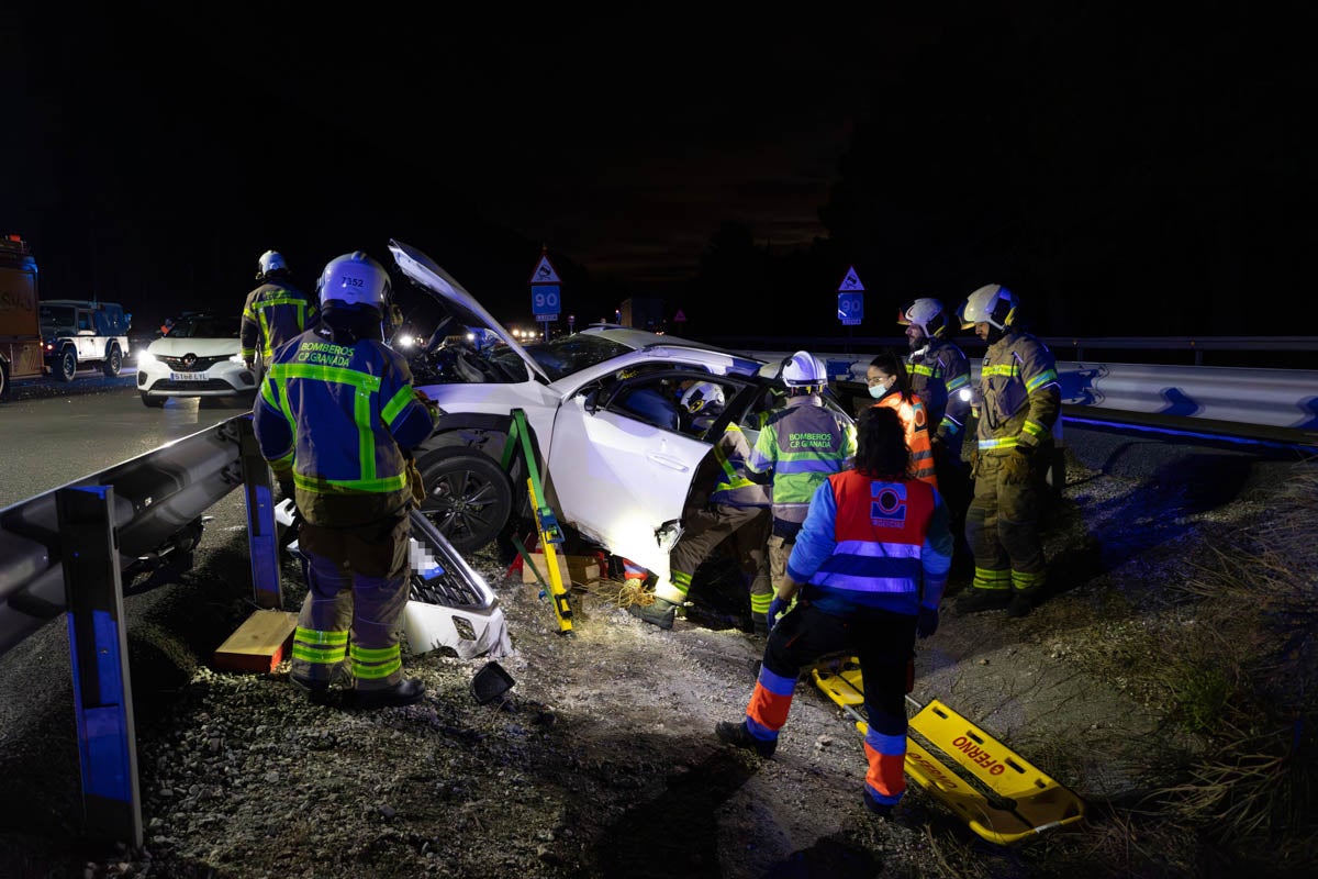 Las imágenes del rescate de un hombre atrapado tras el accidente de la A-92