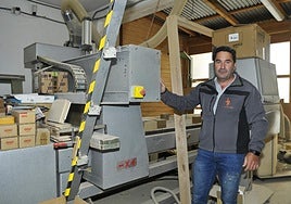 Julio Reyes Rodríguez, carpintero que nutre a los pueblos de Granada.