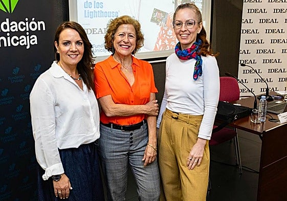 Berna González Harbour durante el Aula de Cultura de IDEAL, con Esther Jerez, de Fundación Unicaja, y Rosenda Mirón, que condujo el acto.