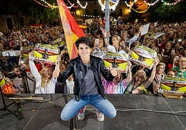 La atleta María Pérez, en mitad de un anterior recibimiento en Orce.