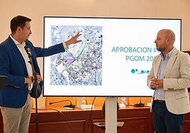 El concejal de Ubanismo, Alberto Reinoso y el alcalde de Ogíjares, Estéfano Polo, en la presentación del nuevo plan urbanístico.