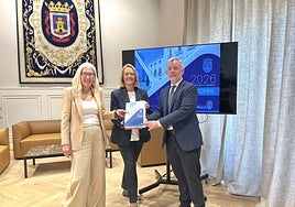 La alcaldesa de Motril, Luisa García Chamorro posa con el documento de los presupuestos para 2026.