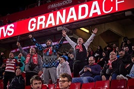 Hinchas del Granada en Los Cármenes durante un encuentro.