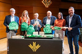 Entrega del material por parte de Fundación Caja Rural Granada a Cruz Roja para el programa Infancia Hospitalizada.