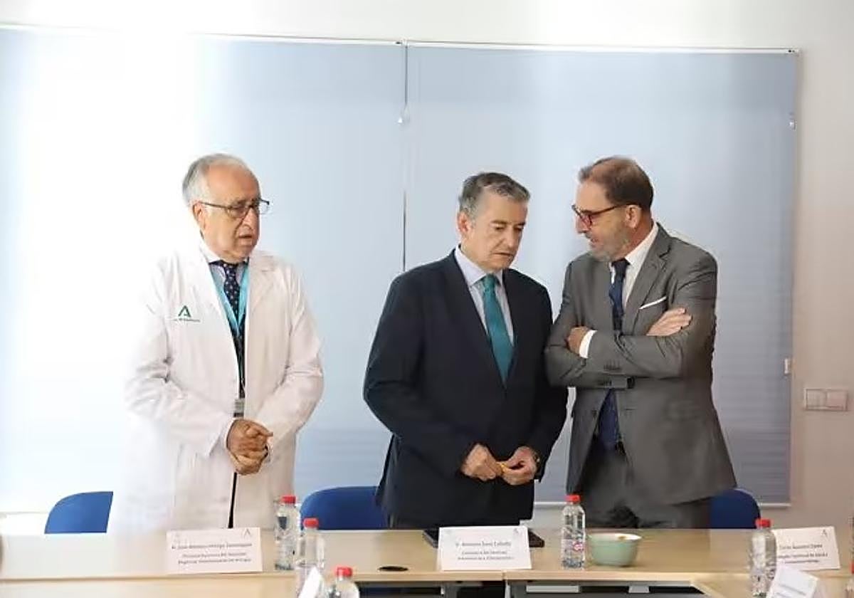 El consejero de Sanidad, Presidencia y Emergencias de la Junta de Andalucía, Antonio Sanz (c), preside la reunión de activación, en el Hospital Regional de Málaga, el ECMO Pediátrico en Andalucía