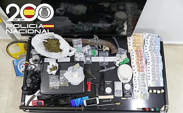 Material incautado por los agentes.