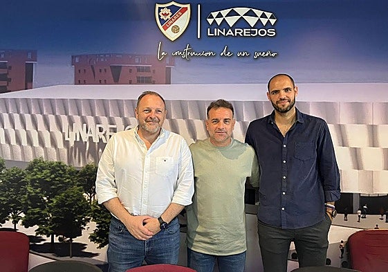 Luis Vera y Cristian Sanz flanqueando a Pedro Díaz en la sala de prensa de la sede social.