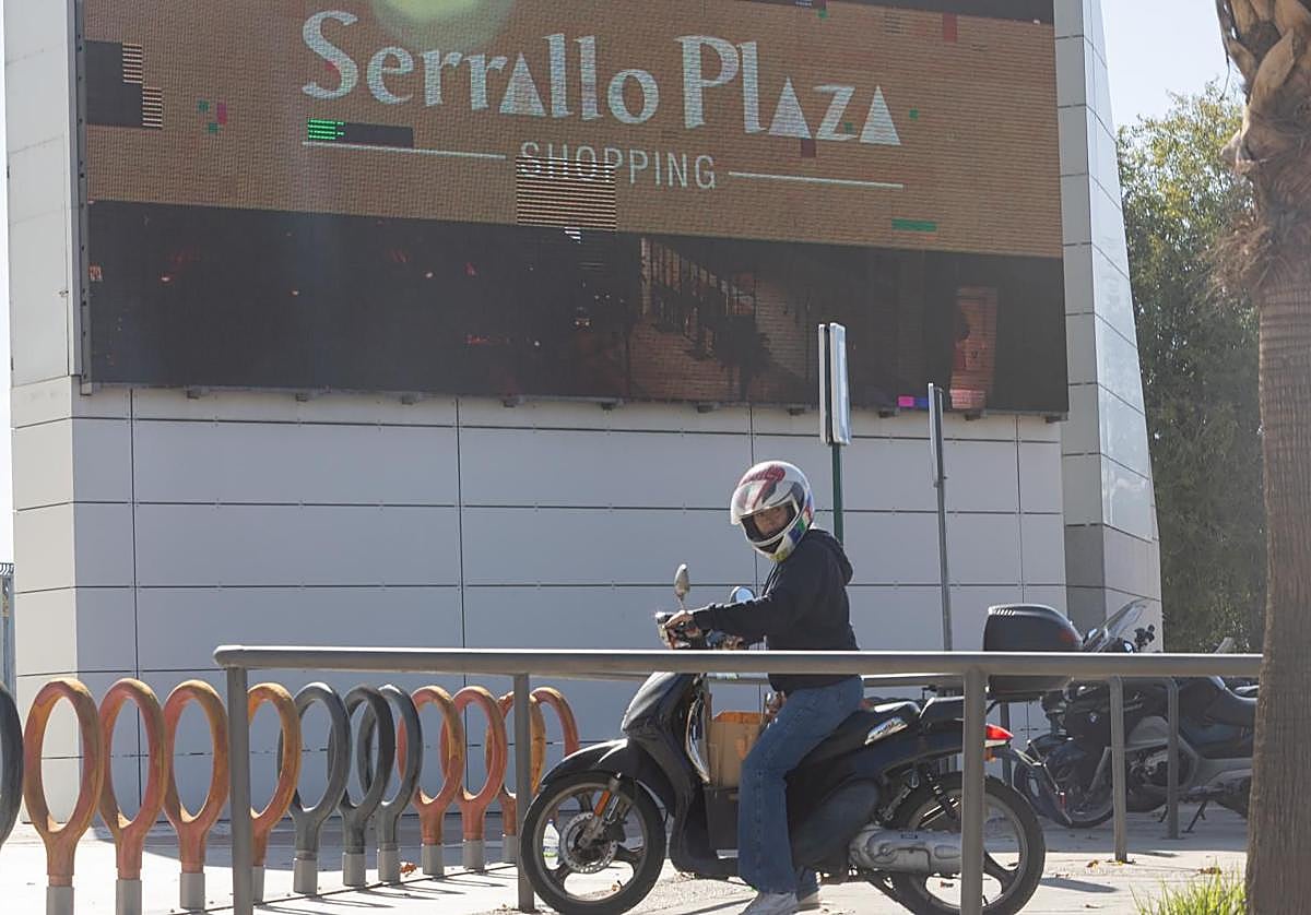 El Serrallo Plaza unifica su imagen con el Nevada tras el cambio de propiedad