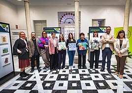 Premiados, organizadores y miembros del jurado posan tras la entrega de los galardones.