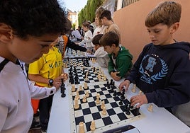 Algunas de las partidas que se celebraron ayer en la calle Yerma.
