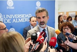El consejero de Agricultura, Pesca, Agua y Desarrollo Rural de la Junta de Andalucía, Ramón Fernández-Pacheco, atiende a los medios en la Universidad de Almería