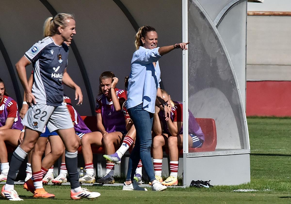 La entrenadora Irene Ferreras, durante un partido con el Granada femenino.