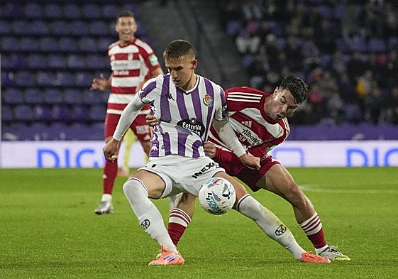 El rojiblanco Pau Casadesús pugna con un rival por el balón.
