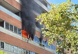 Arde una vivienda en un bloque de pisos de la calle Joaquina Eguaras.