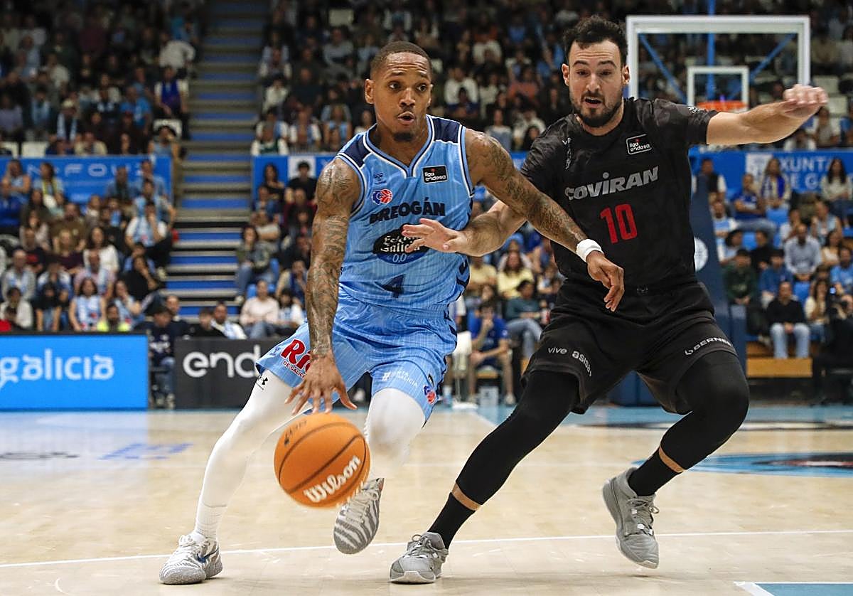 El rojinegro Lluïs Costa defiende ante el Breogán.