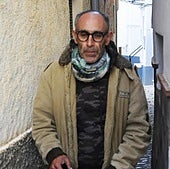 El vecino de Cáñar, Adolfo Vílchez, en la calle más estrecha de su pueblo granadino.