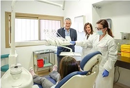 El consejero de Sanidad Presidencia y Emergencias, Antonio Sanz (c), junto a dos odontólogas