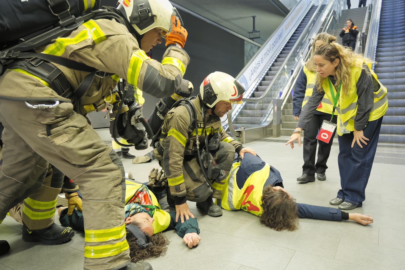 Impactantes imágenes del simulacro de fuego en el metro de Granada