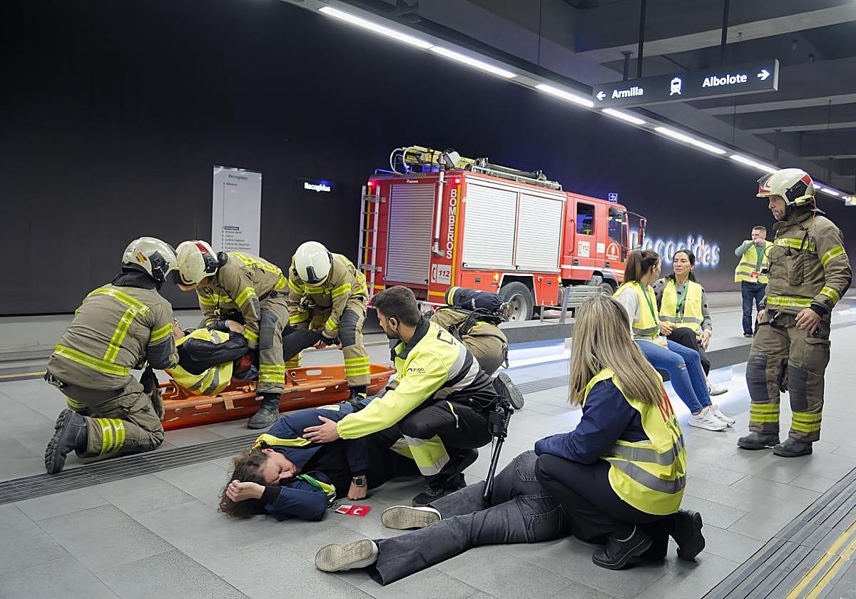 Impactantes imágenes del simulacro de fuego en el metro de Granada