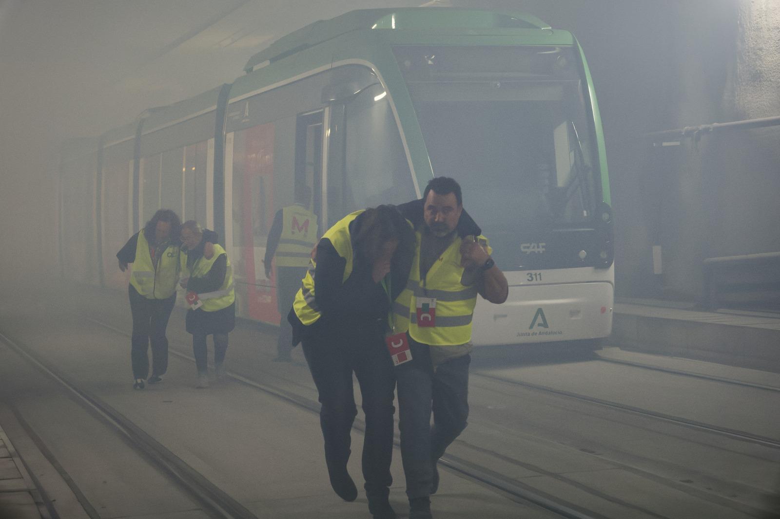 Impactantes imágenes del simulacro de fuego en el metro de Granada