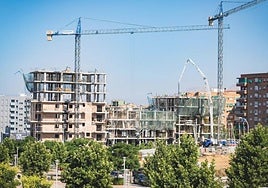 Las grúas sobrevuelan nuevas promociones de viviendas en Granada.