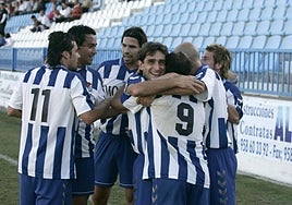 Chema Indias, sonriente en la imagen, celebra un gol con sus compañeros del Motril.