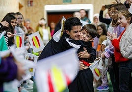 María Pérez se abraza con sobrino Abel durante el recibimiento que le dispensaron en su localidad natal, Orce, apoyada por familiares, vecinos y amigos.