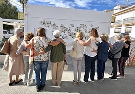 Las participantes observan el mural en Calahonda.