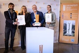 La Asociación de Guías Intérpretes del Patrimonio, junto a la alcaldesa de Granada, Marifrán Carazo por la candidatura de Capital de la Cultura 2031.