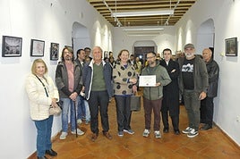 Rocco Corselli mostrando su diploma, junto a otras personalidades, en un salón del Ayuntamiento de Nigüelas