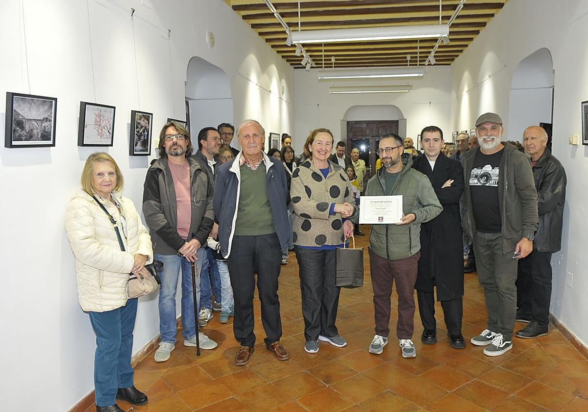 Rocco Corselli mostrando su diploma, junto a otras personalidades, en un salón del Ayuntamiento de Nigüelas