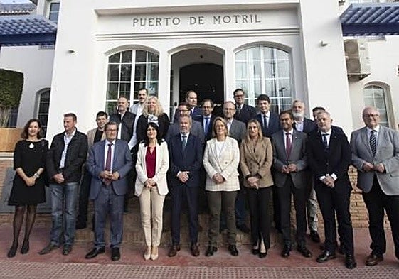 El presidente del Puerto junto a los representantes de todas las instituciones y organizaciones que en 2023 firmaron el manifiesto por el tren Granada-Motril.