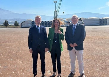 El presidente de la Autoridad Portuaria en una imagen en el puerto junto a la consejera Rocío Díaz y el delegado territorial del ramo.
