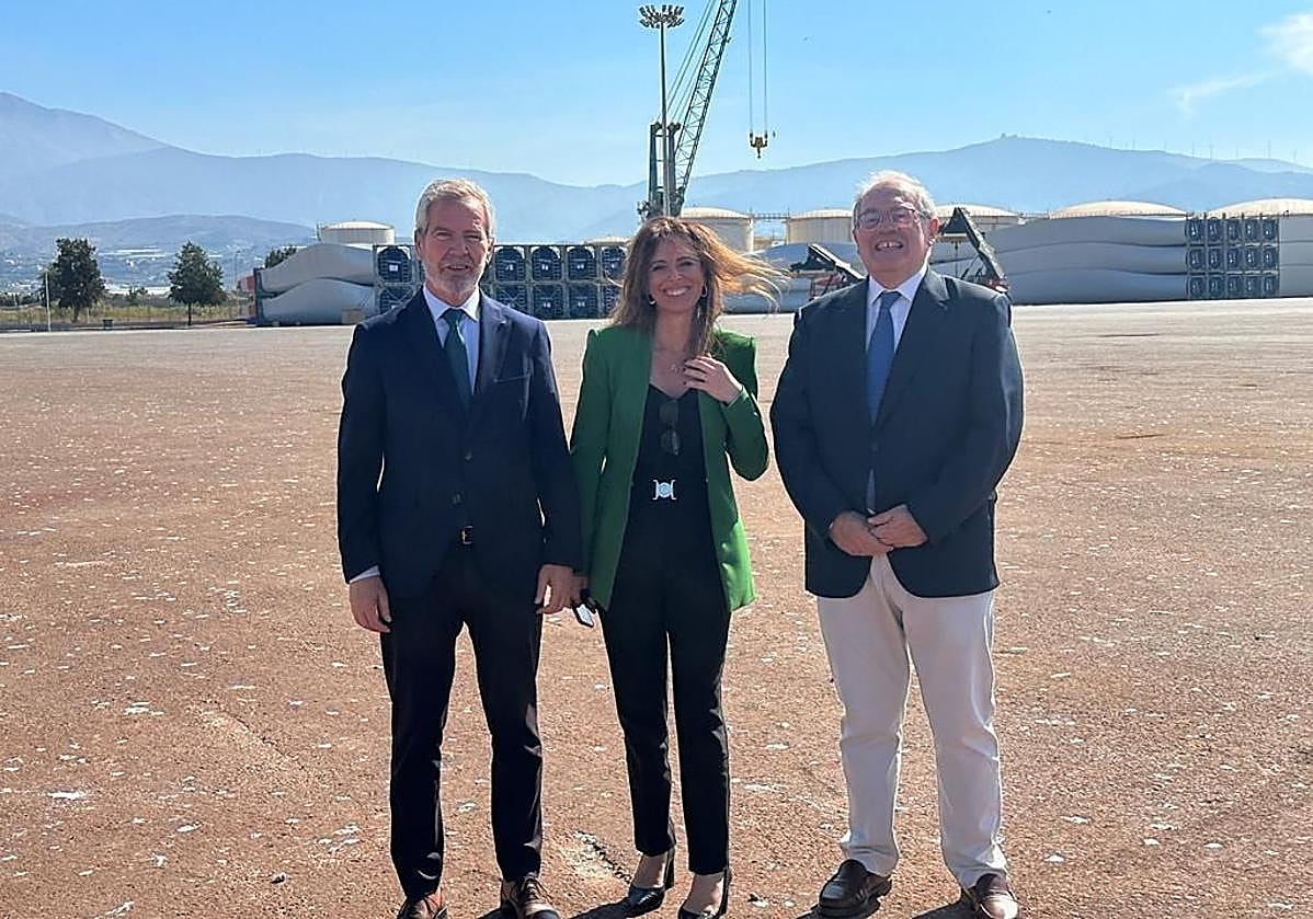 El presidente de la Autoridad Portuaria en una imagen en el puerto junto a la consejera Rocío Díaz y el delegado territorial del ramo.