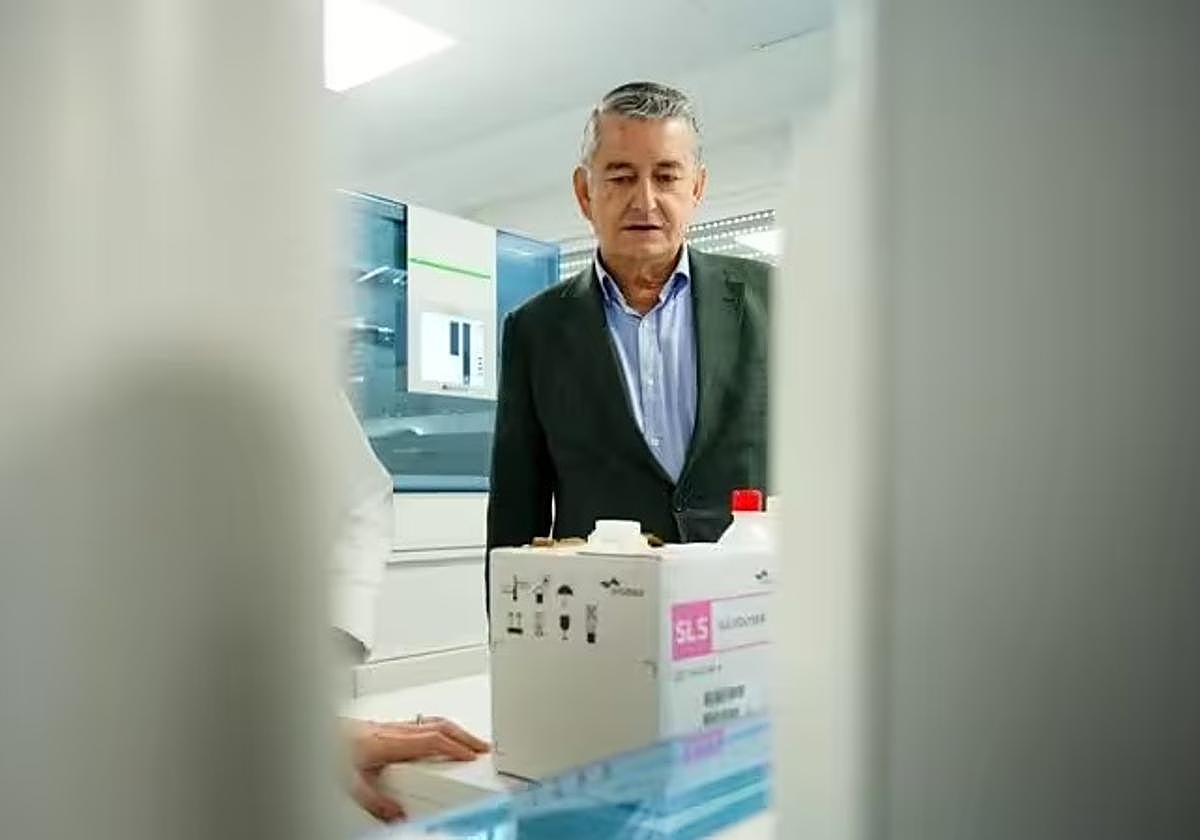 El consejero de Sanidad, Presidencia y Emergencias, Antonio Sanz, anuncia un plan para mejorar las pruebas de diagnóstico por imagen en Andalucía