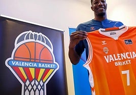 Yankuba Sima, sonriente en su presentación con el Valencia.