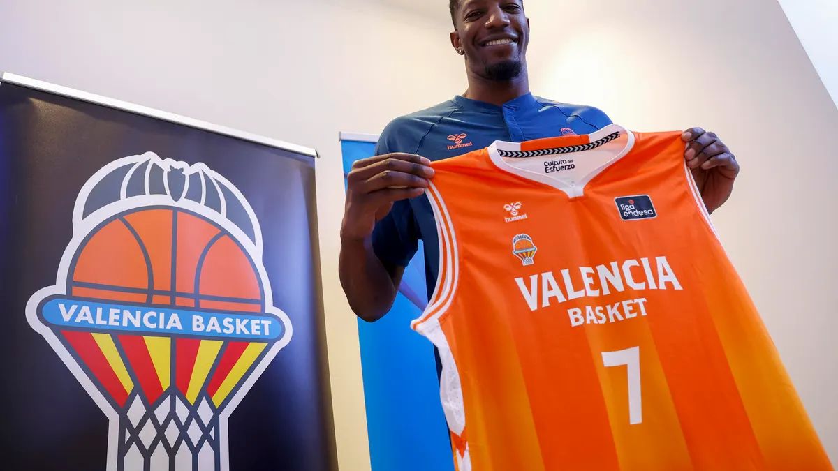 Yankuba Sima, sonriente en su presentación con el Valencia.