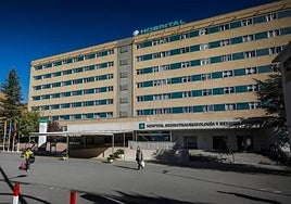 El hombre está ingresado en un hospital.
