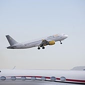 Un avión de Vueling despegando del aeropuerto de Granada.