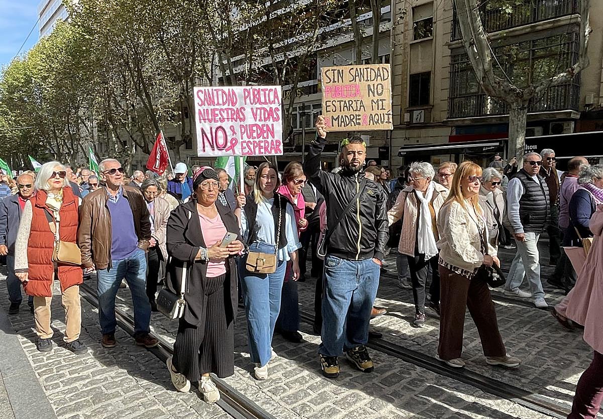 Imagen principal - Protesta jienense en alto contra los «recortes» en la sanidad pública