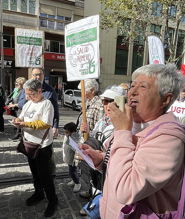 Imagen secundaria 2 - Protesta jienense en alto contra los «recortes» en la sanidad pública