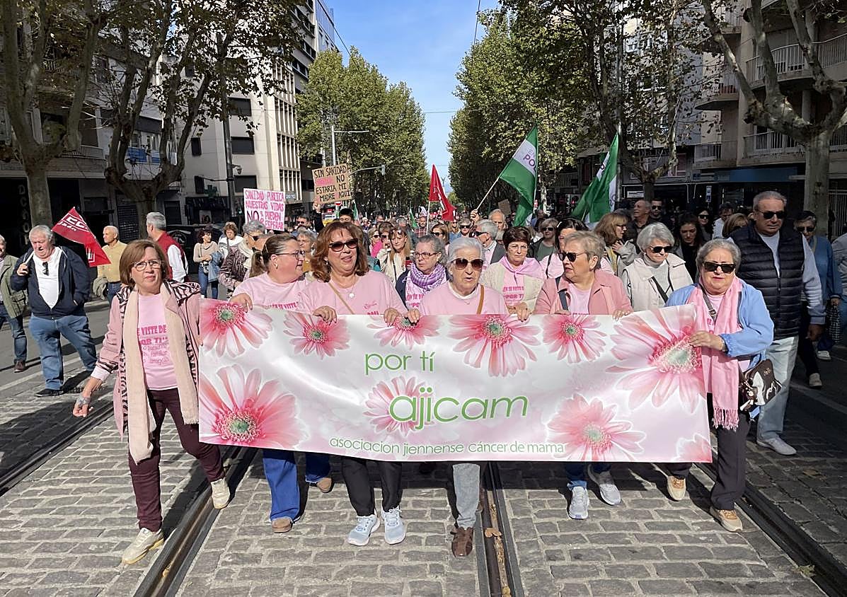 Imagen secundaria 1 - Protesta jienense en alto contra los «recortes» en la sanidad pública