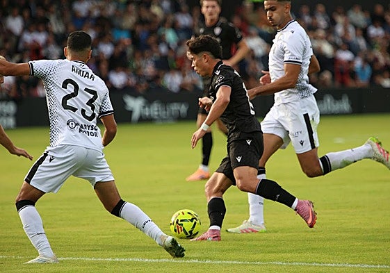 Nico Melamed entra el en área, con Anuar tratando de taparle.