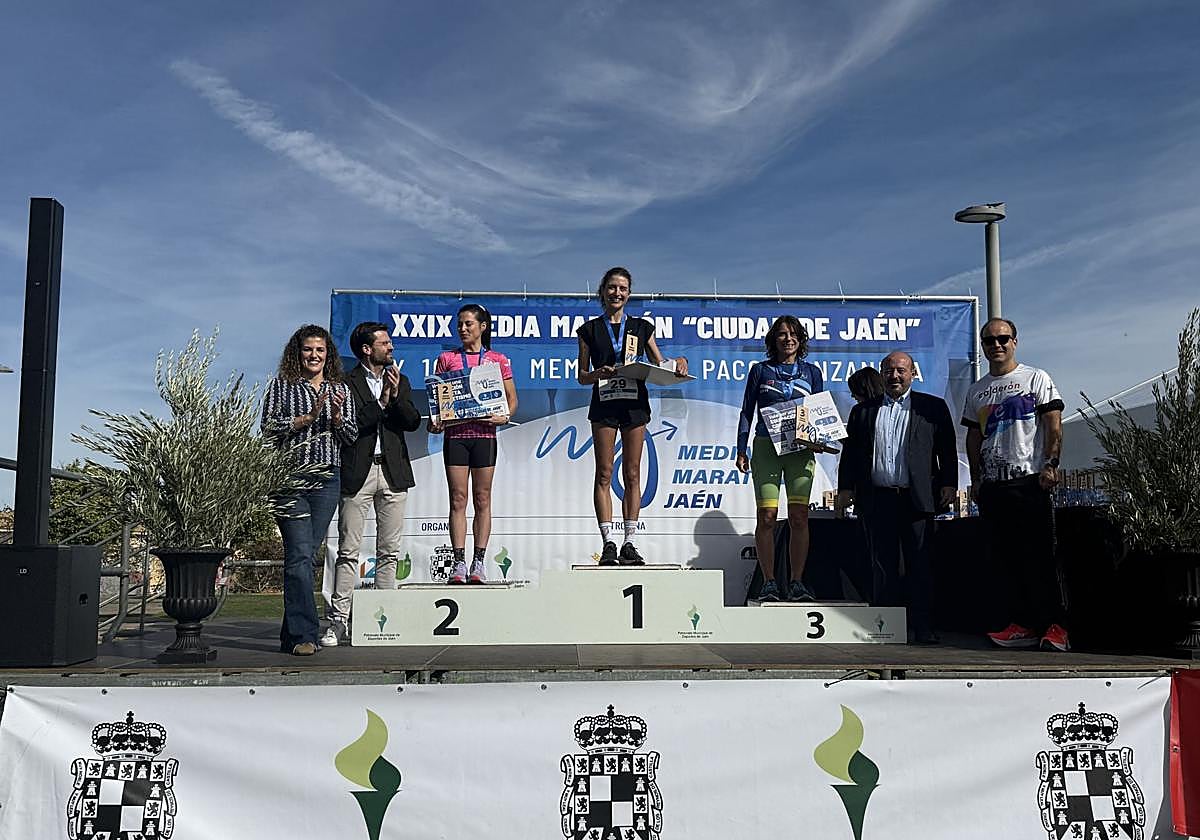 Podio general de la media maratón en la categoría femenina.